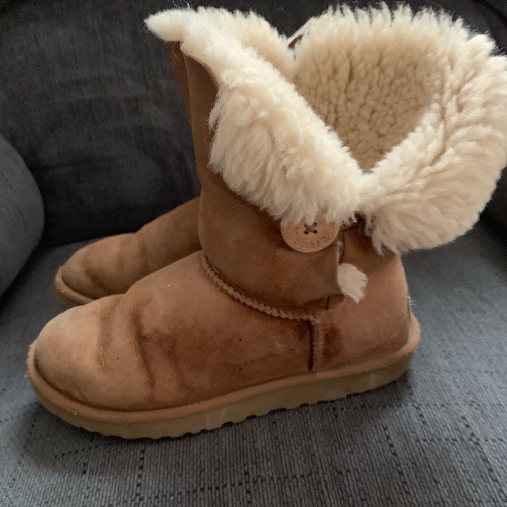 Bailey Button UGGS !! - Picture 2 of 6